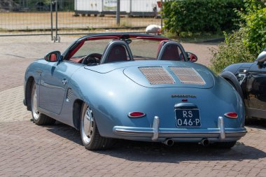 ENKHUIZEN, NETHERLANDS - 11 HAZİRAN 2023: Porsche 356 üstü açılabilen mavi metalik, bordo kırmızı deri iç döşemesi.