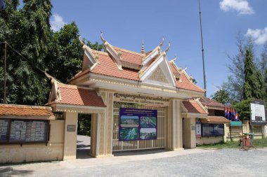 phnom Penh, Kamboçya - 15 Ağustos 2024: Choeung ek ölüm alanlarına giriş. 1975 'ten 1979' a kadar Khmer Rouge, Diktatör Pol potası tarafından yönetilen Kamboçya 'yı yönetti. Bu yıllar boyunca, yaklaşık 2 ila 3 milyon Kamboçyalının yaşadığı korkunç eylemler gerçekleştirdiler.