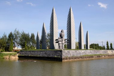 Vietnam - dmz: Savaş Anıtı olan çocuğun hüzünlü kadın 