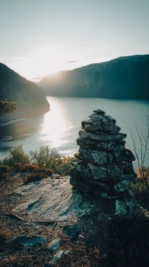 Dağlarda gün batımı. Gün batımında dağlar ve fiyortlar. Norveç 'in Doğası