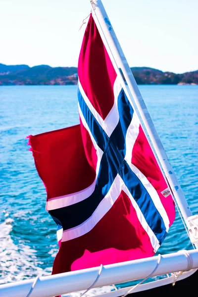 Denizin Arka Planında Norveç Bayrağı — Stok fotoğraf