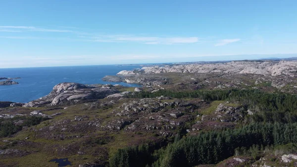 Норвежское Море Скалы Возле Морского Побережья Красивая Морская Вода Голубое — стоковое фото