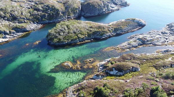 Morze Norweskie Skały Pobliżu Morza Piękna Morska Woda Błękitne Niebo — Zdjęcie stockowe