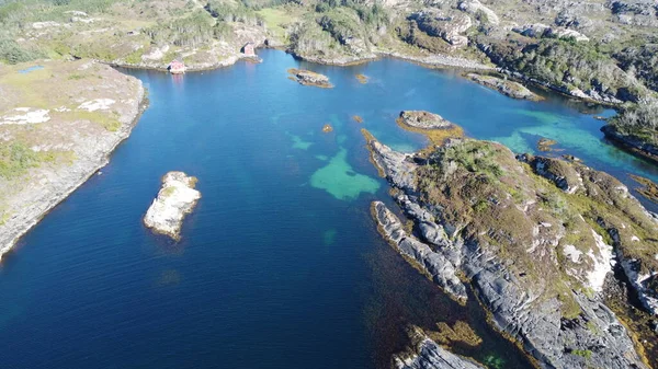 挪威海 海岸附近的岩石 美丽的海水 蓝天和美丽的阳光 — 图库照片