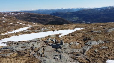 Norveç dağları ve Norveç denizi. Norveç 'in doğası. Dağlarda yürüyüş yapan bir grup insan.