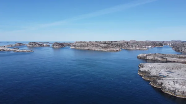 ノルウェー海 海岸近くの岩 美しい海の水 青空と素敵な太陽の光 — ストック写真