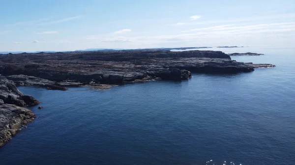 Norveç Denizi Deniz Kıyısındaki Kayalar Güzel Deniz Suyu Mavi Gökyüzü — Stok fotoğraf