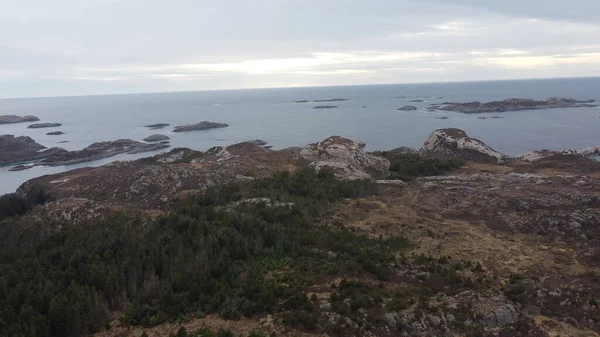Norské Moře Kameny Mořského Pobřeží Nádherná Mořská Voda Modrá Obloha — Stock fotografie
