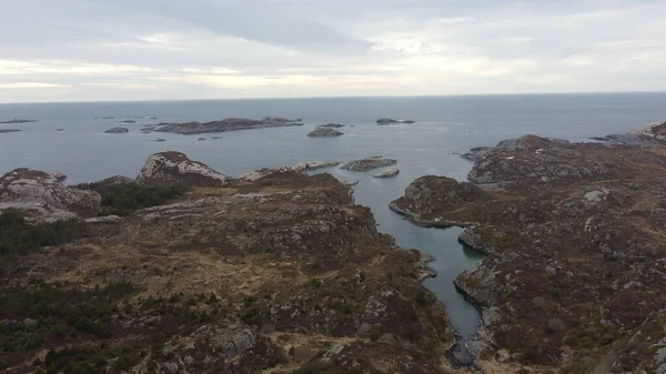 挪威海 海岸附近的岩石 美丽的海水 蓝天和美丽的阳光 — 图库照片