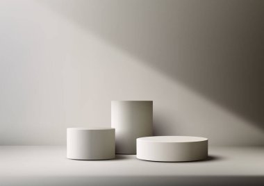Üç minimalist silindirik kaide, nötr bir duvarda yumuşak bir gölge ile bir ışık yüzeyine yerleştirilmiş, ürün sunumu için mükemmel, markalaşma modelleri, ve sergi salonu görüntüleme sahneleri