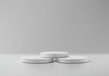 Yansıtıcı bir yüzey üzerinde üç minimalist silindirli temiz beyaz podyum sahnesi, yumuşak gri tonlu modern bir sergi salonunda ürün gösterimi için tasarlanmış, görsel damgalama için ideal.