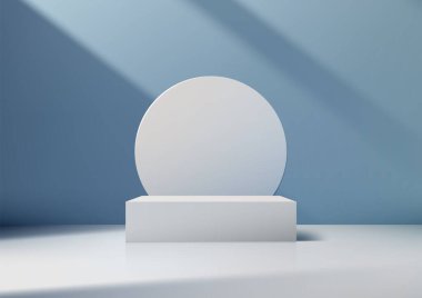Modern minimalist ürün sahnesinde parlak bir zeminde beyaz dikdörtgen bir podyum, dramatik gölgeler ve yumuşak mavi duvar, markalaşma, modelleme veya iç gösteriler için ideal.