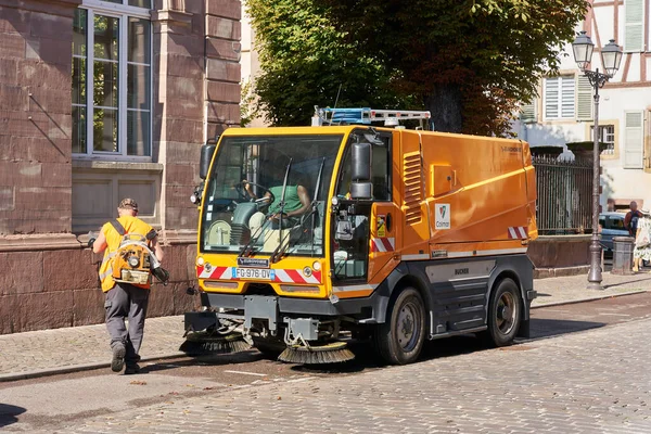 Colmar Francja Sierpnia 2022 Pracownik Sprzątający Ulicę Zamiatarką Starym Mieście — Zdjęcie stockowe