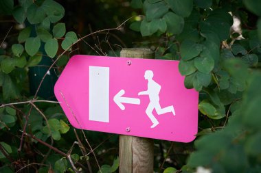 Fransa 'nın Mulhouse kentindeki bir halk parkında tahliye durumunda kaçış rotası                               