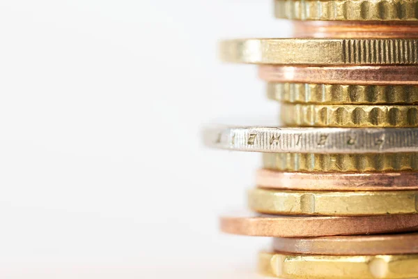 Monete Euro Impacchettate Sul Tavolo Con Sfondo Bianco Spazio Copia — Foto Stock