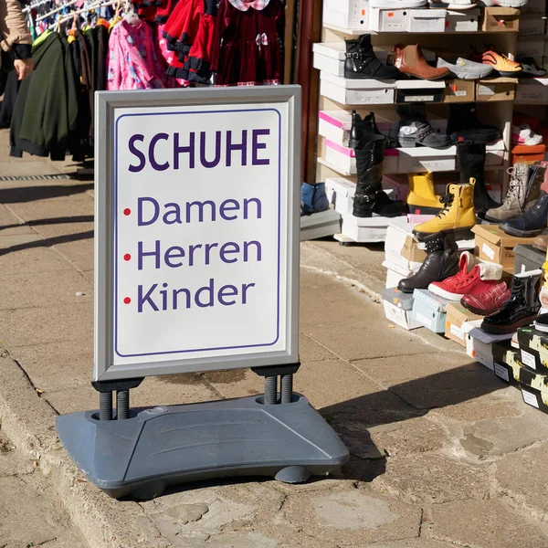 ポーランドのSwinoujscieの市場でドイツ語のテキストで署名します サインの翻訳 子供のための靴 — ストック写真