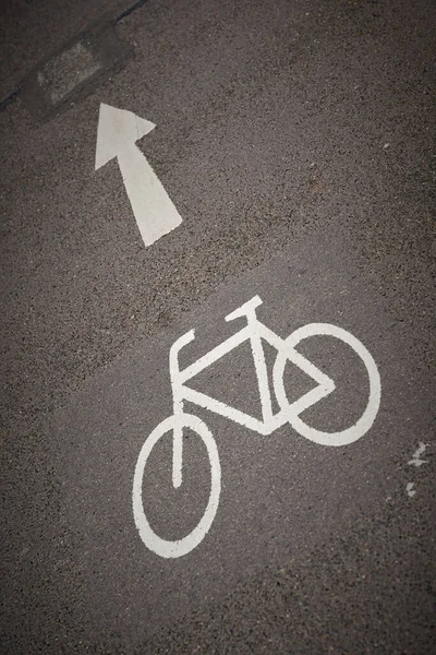 Yön Oku Olan Bir Bisiklet Şeridini Göstermek Için Asfalt Üzerindeki — Stok fotoğraf