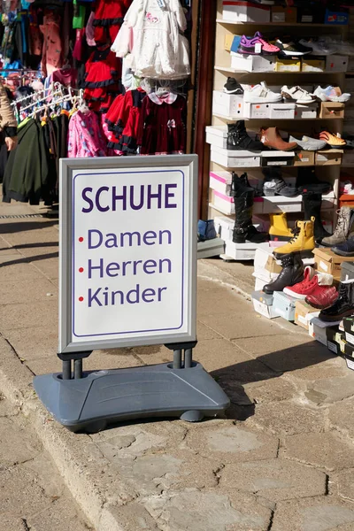 อความเยอรม ตลาดใน Swinoujscie โปแลนด การแปลบนป รองเท าหร ภาพสตร ชายเด — ภาพถ่ายสต็อก