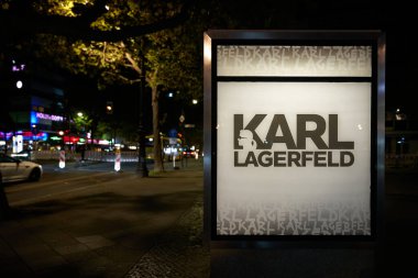 Berlin, Almanya 10 Eylül 2022: Berlin 'de Kurfuerstendamm' da bir Karl Lagerfeld mağazası için açık hava reklamı olarak açık hava tabelası.                               