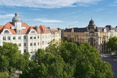 Berlin, Almanya - 09 Eylül 2022: Berlin 'deki Kurfuerstendamm' da tarihi görkemli evler ve Grnderzeit ticari binaları şeklinde pahalı gayrimenkuller                               