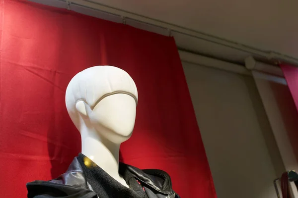 Kopf Einer Weiblichen Schaufensterpuppe Vor Rotem Hintergrund Einem Schaufenster Colmar — Stockfoto