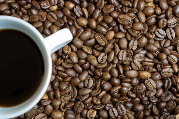 Gebrande Koffiebonen Een Kopje Koffie Tafel — Stockfoto