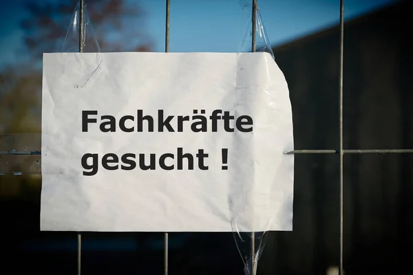 德国一家公司的围栏上写着 Fachkrafte Gesucht 的告示 案文的翻译 需要专业人员 — 图库照片