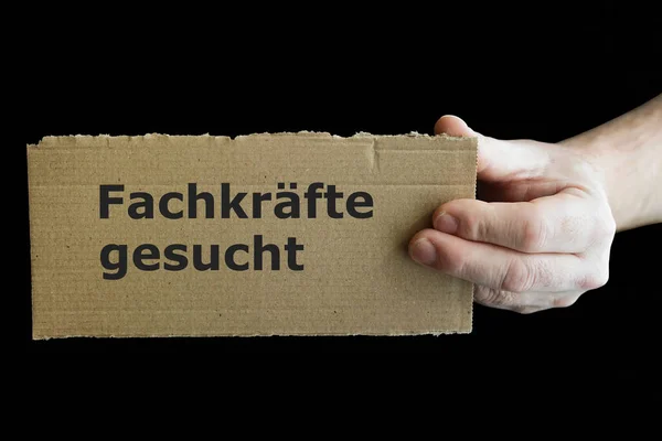 Ένα Χέρι Κρατά Μια Πινακίδα Γερμανική Επιγραφή Fachkrafte Gesucht Μαύρο — Φωτογραφία Αρχείου