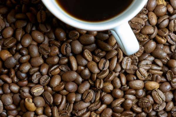 Vers Gebrande Koffiebonen Een Kop Koffie Tafel — Stockfoto