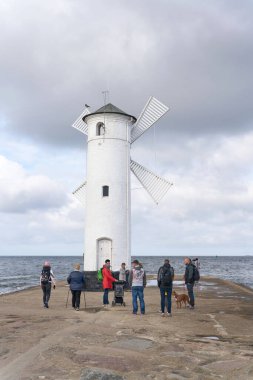 Swinoujscie, Polonya 4 Ekim 2022: Polonya 'nın Baltık kıyısındaki Swinoujscie' nin simgesi olan Muhlenbake 'de tatilciler                              