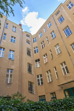 Almanya 'da Berlin' in merkezinde yıkık dökük bir evin arka bahçesi.                               