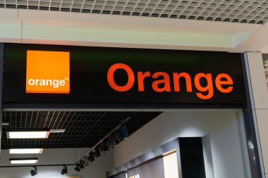    Swinoujscie, Polonya, 07 Ekim 2022: Fransız telekomünikasyon şirketi Orange in a Shop in the city center of Swinoujscie, Polonya                            
