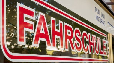   Berlin şehir merkezinde Alman harfli Fahrschule mağaza vitrininde. Çeviri: ehliyet kursu                             