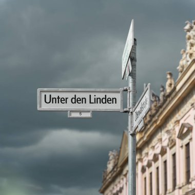  Berlin 'de Unter den Linden sokak tabelası. Arka planda Alman Tarihi Müzesi var. Çevirisi: ıhlamur ağaçlarının altındaki cadde                              