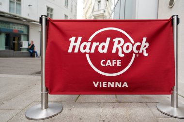  Viyana, Avusturya 20 Haziran 2022: Viyana şehir merkezindeki Hard Rock Cafe 'nin dünya çapındaki şubelerinden biri                              