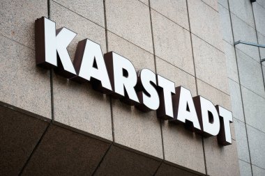    Goslar, Almanya 18 Şubat 2023: Almanya 'da Goslar' da bir şubede mağaza grubu Karstadt 'ın mektup ve neon işareti                            