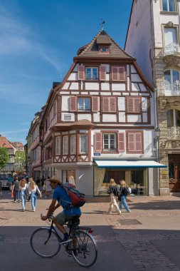  Colmar, Fransa 2 Eylül 2022: Turistler ve Fransa 'nın pitoresk eski Colmar kasabasında bir bisikletçi                              