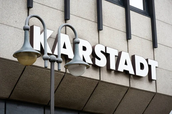 2023年2月18日 德国哥斯拉 百货商店集团Karstadt在德国哥斯拉的一家分店的出租标志和霓虹灯标志 图库图片