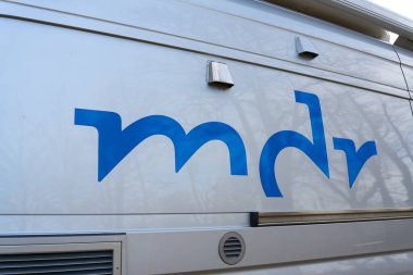  Magdeburg, Almanya 18 Mart 2023: Mitteldeutscher Rundfunk Logosu, Orta Alman Yayın, mdr.                              