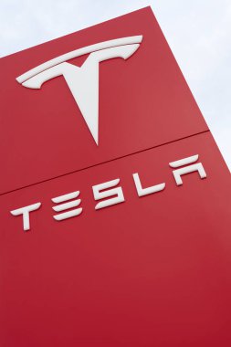  Magdeburg, Almanya 19 Mart 2023: Tesla marka otomobil reklam tabelası Almanya 'da Magdeburg' da bir Tesla otomobil bayisi önünde.                              