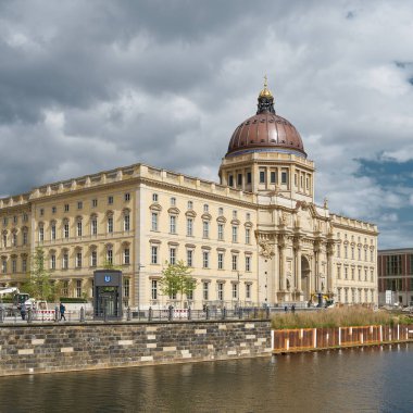 Berlin, Almanya 28 Mayıs 2022: Berlin 'de tamamlanan Humboldt Forumu, batı yakasındaki patikada kalan son çalışmalar.                               