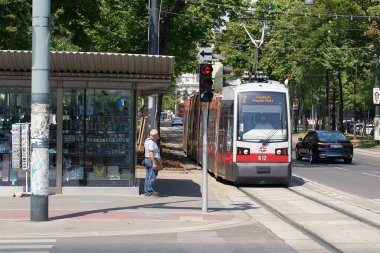 Viyana, Avusturya 20 Haziran 2022: Avusturya 'nın Viyana şehir merkezinde trafik trafik vardı.                               