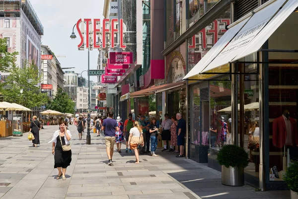 Viyana Avusturya Haziran 2022 Avusturya Bir Alışveriş Caddesinde Turistler Vatandaşlar — Stok fotoğraf