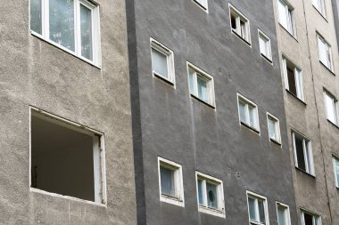 Berlin şehir merkezindeki yıkımdan kısa bir süre önce eski boş bir konut binası.