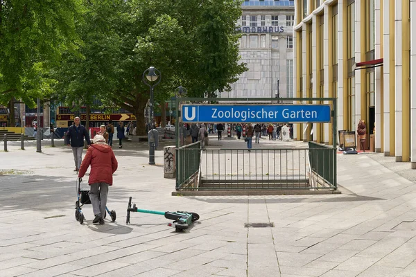 ベルリン ドイツ2022年5月28日 地下鉄駅Zoologischer Gartenの横にある電子スクーターと高齢者の女性ベルリンのBlitscheidplatzで — ストック写真