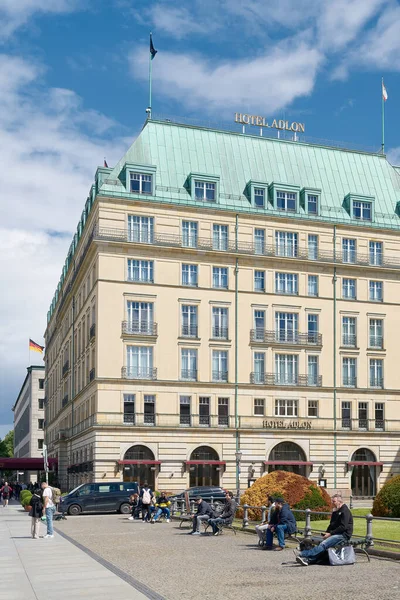 Berlín Alemania Mayo 2022 Famoso Hotel Adlon Alojamiento Para Huéspedes — Foto de Stock