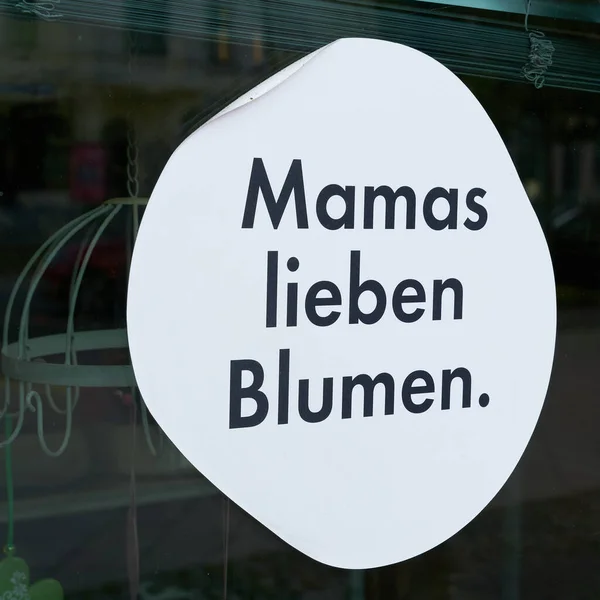 Naklejka Oknie Kwiaciarni Niemieckim Napisem Mamas Lieben Blumen Tłumaczenie Mama — Zdjęcie stockowe