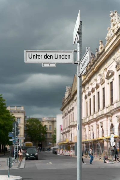 Znak Ulicy Berlinie Niemieckim Napisem Unter Den Linden Tłumaczenie Ulica — Zdjęcie stockowe