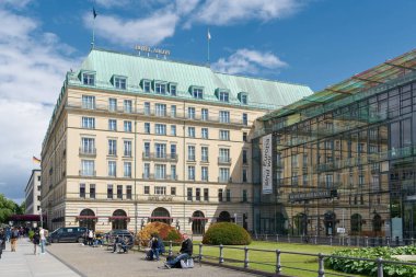  Berlin, Almanya 28 Mayıs 2022: Ünlü Adlon Oteli, Berlin 'deki Pariser Platz' da devlet misafirleri ve ünlüler için konaklama yeri                               