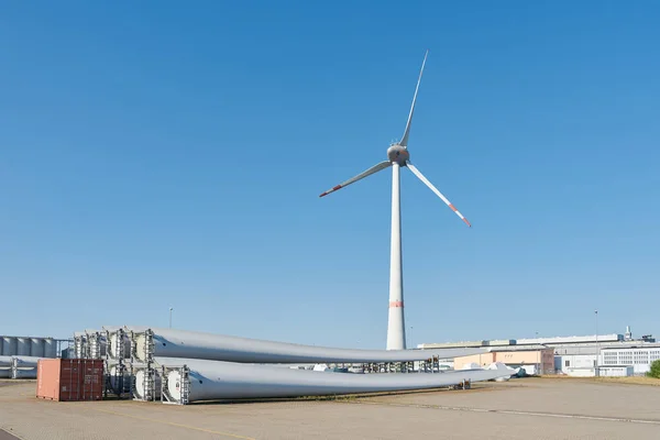 ドイツ マクデブルク2022年6月10日 マクデブルク港における同社エンコンの風力タービン部品保管場 — ストック写真
